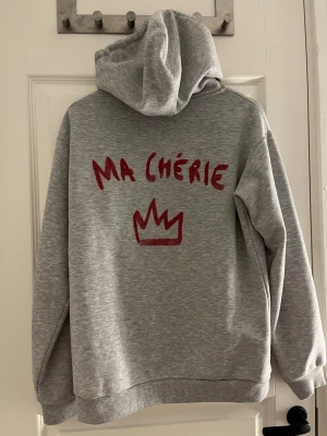 Ma cherie tröja - Jättefin tröja från Gina,har en liten rosa fläck med inget man ser eller tänker på