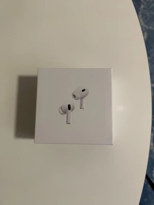 AirPods Pro (2nd Generation) (USB-C) - Säljer ett par AirPods Pro (2nd Generation) med MagSafe-laddningsetui (USB-C). Produkten är i nyskick och levereras komplett i originalförpackning. Perfekt för dig som vill ha aktiv brusreducering, hög ljudkvalitet och smidig laddning. Har flera par hemma. Helt oöppnad förpackaning så perfekt som gåva också. Priset kan diskuteras, så kom gärna med förslag.