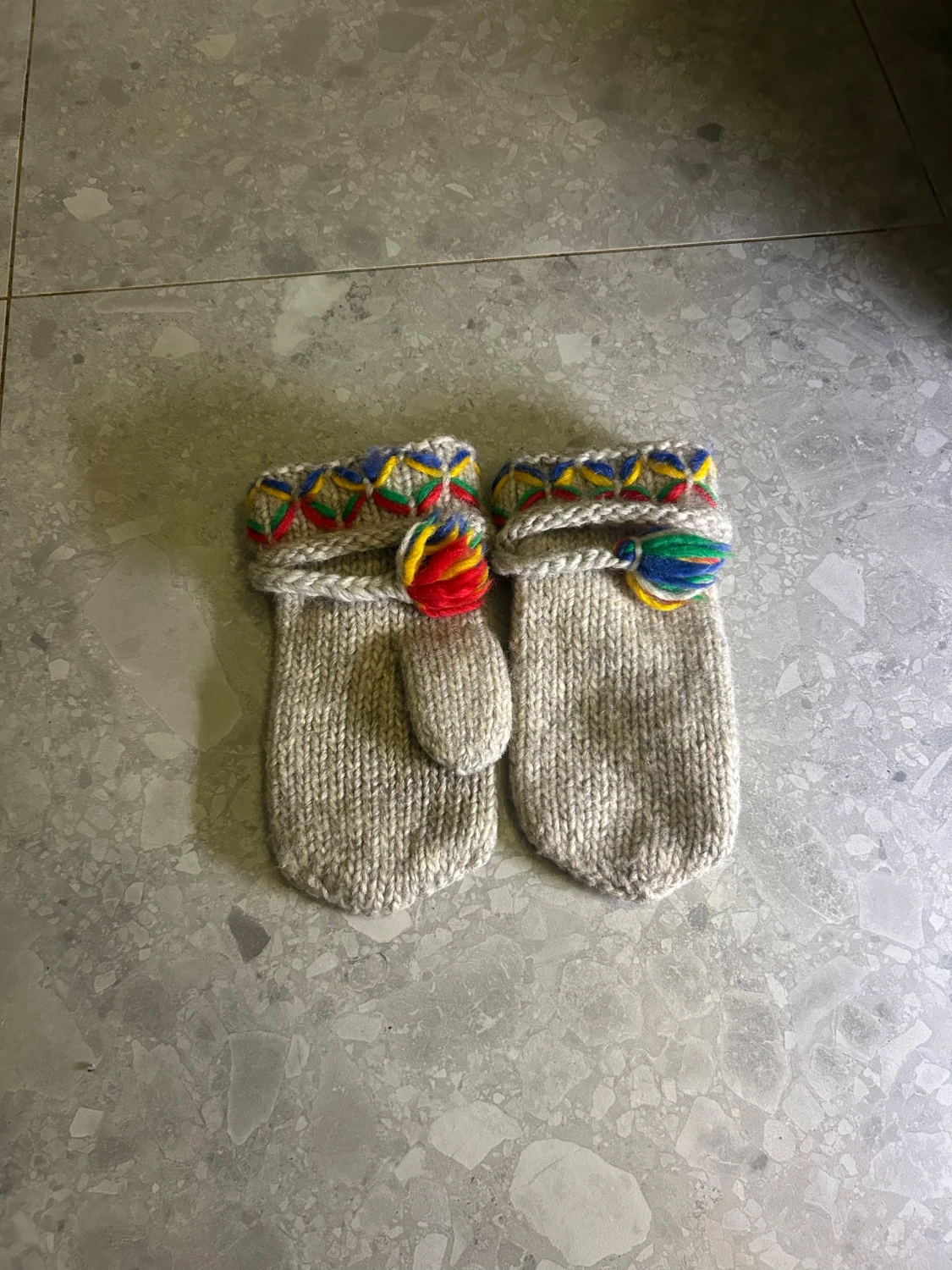 Grå stickade Lovika Vantar - 1