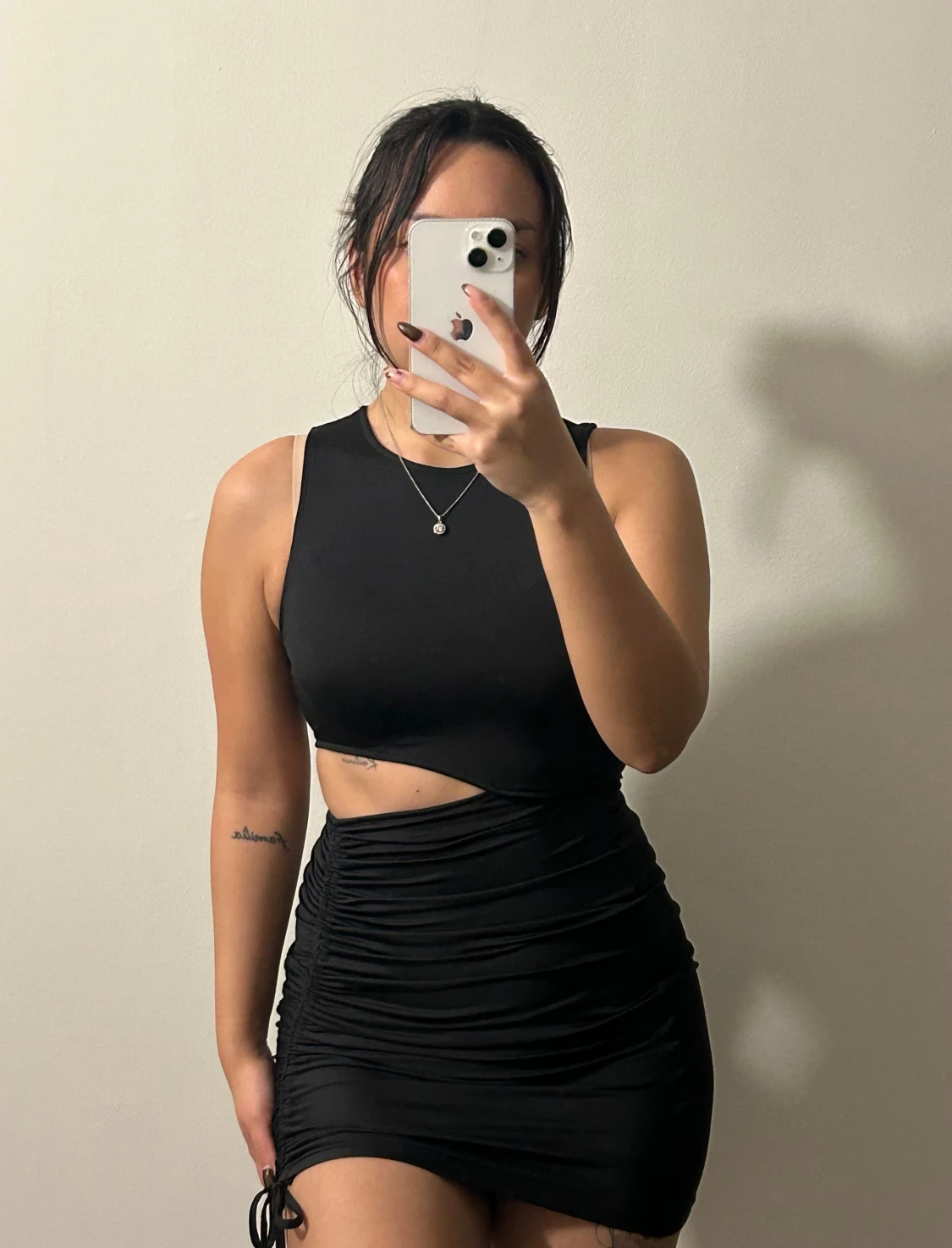 Svart cut out klänning från Divided