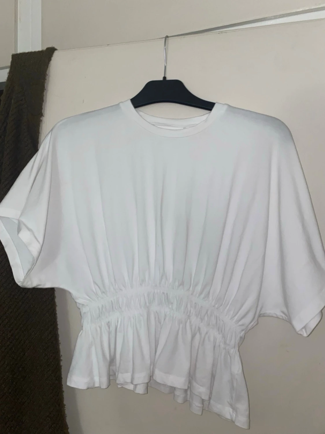 Vit croppad blus med volang - 1