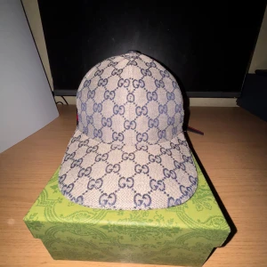 Gucci Keps Limited Editon - Hej! Jag säljer min i princip helt nya Gucci Keps i storlek M, har även en i S om du skulle vara intresserad på den. Orkar inte lägga upp två olika artiklar. Den är en limiterad version och alla tillbehör medföljer. Hör gärna av dig om du har några frågor