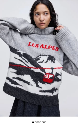 Afterski tröja  - Slutsåld afterski stickad från hm, aldrig använd🥰 Storlek M, sitter snyggt lite oversize på S🌸