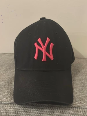 NewEra keps ONE SIZE - Använd men vill sälja vidare.