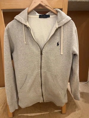 Ralph lauren tröja - Ralph Lauren zip hoodie i XS i extremt bra skick. Hör av er för frågor!