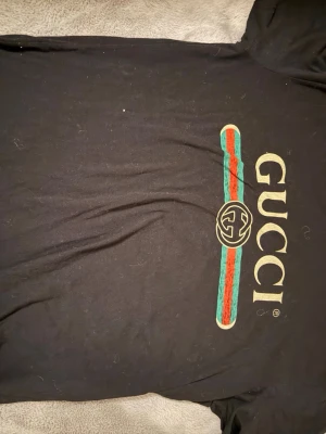 Svart Gucci t-shirt med logga - Svart t-shirt från Gucci med klassisk logga. Givetvis äkta , inköpt i london 