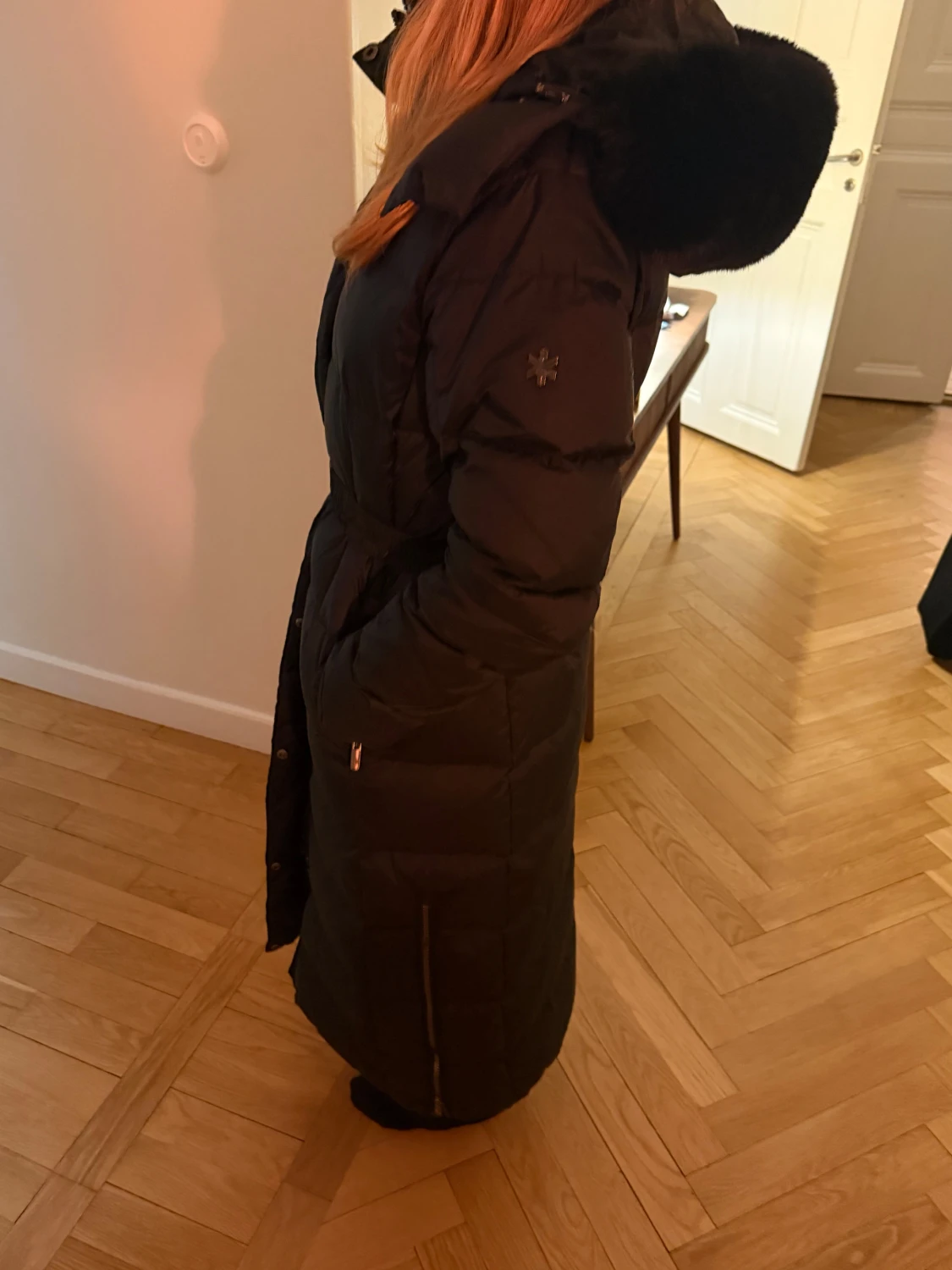 Svart lång dunjacka från Áhkká - 1