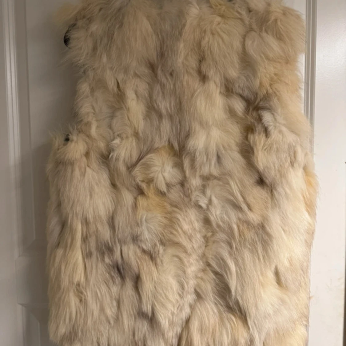 Beige fluffig pälsväst med quiltad insida - 4