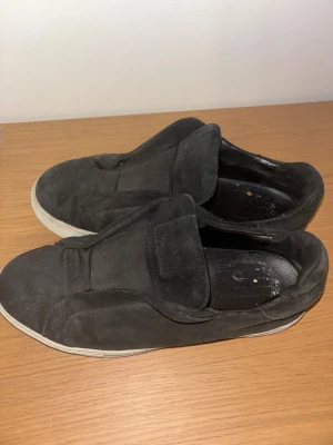 Svarta sneakers från Axel Arigato - Pris kan diskuteras !!Arigato skor som passar med allt , storlek 43 men passar även för 42 och 42,5 vid fler frågor eller bilder hör av er skorna kan även rengöras och se mycke bättre ut 