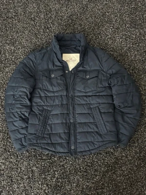 Hollister jacka-sällsynt  - Säljer en lite sjystare hollister jacka. Skick 8/10. Sjukt snygg och eftertraktad så passa på!  Obs kan gå ner i pris vid snabb affär 🙌