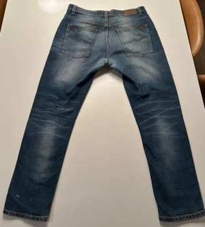 Nudie Jeans Brute Knut!  - Nudie Jeans Brute Knut!   Denhär modellen säljs inte längre så den är sällsynt och speciellt med såhär sjuka fades! 💫  W:32 L: 28 de sitter däremot mer som W:31 L:32 Så denna modellen sitter lite annorlunda så gå efter dessa måtten istället! 👇  📏 Innerbenslängd: 70cm  Total längd: 102cm Midja: 45cm Benöppning: 17cm   Om ni vill ha mer information eller bilder kom pm! 💫👊  Pris ej hugget i sten så kom med prisförslag! 💰De har en lite lagning i skrevet, gjord av Nudie
