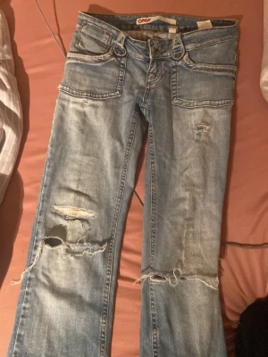 Lågmidjade botcut jeans från only - Säljer mina favorit jeans i bra skick! Väldigt unika Från only! Modellen på jeansen är 165. Skriv för mer frågor 