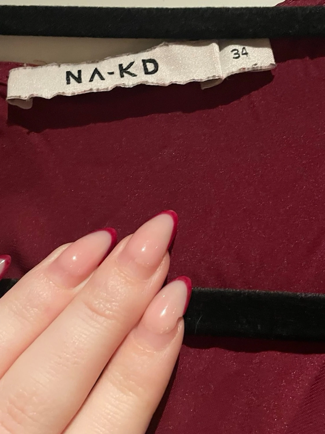 Vinröd omlottblus från NA-KD - 1