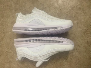 Helt nya Nike sneakers! - Helt nya Nike sneakers!