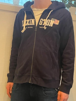 Lexinfton full zip tröja  - Lexington full zip tröja herr| pris:499kr| storlek:XL, men passar L| skick: 9,8/10| Hör av dig vid minsta lilla fundering eller fråga| 