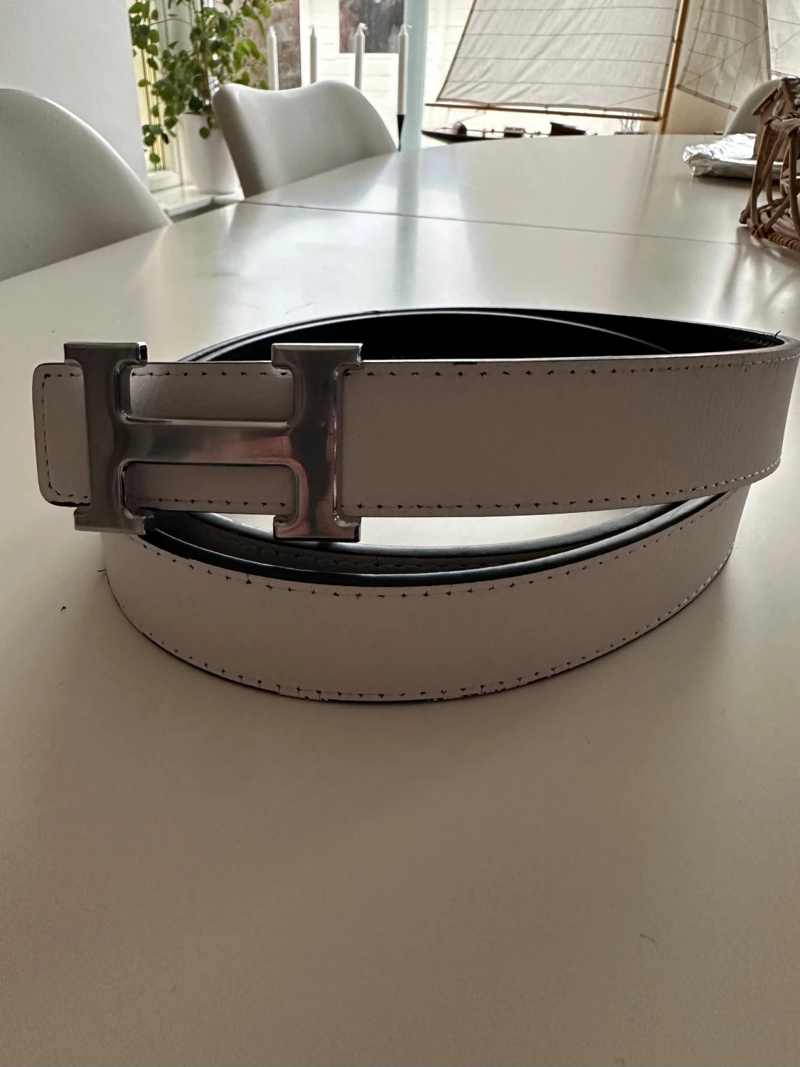 Svart och vit skinnbälte med H-spänne - 1