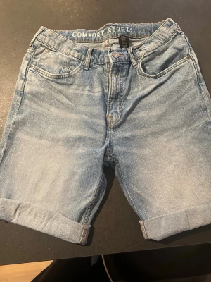 Jeansshorts HM strl 170 - Fina jeansshorts från HM strl 170