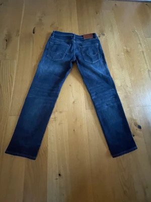 Jack and Jones stilrena, mörkblåa jeans 29/30 - Säljer ett par mörkblå Jack and Jones jeans, riktigt sköna och de när storlek 29/30 Passar till skolan och hemma.