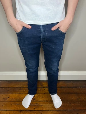 Dondup Jeans - Tjenare! Säljer dess mörkblåa jeans ifrån Dondup som har slitningar ifrån fabrik. Plagget är i storlek 33 vilket motsvarar ungefär W30 i andra jeans och dem har inga defekter och är i mycket bra skick. Billigare vid snabb och smidig affär!