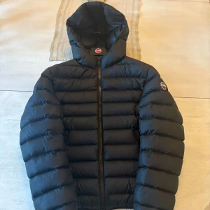 COLMAR Dunjacka - Köpt på Boozt. Säljer eftersom den inte kommer till användning. 