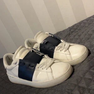 Säljer mina Valentino garavani open - De är ett par jätte bekväma skor har haft dom i ungefär 2 månader nu men dom börjar bli för små därför har jag valt att sälja dom. Riktigt fina och stil rena passar till alla olika outfits toppen skor. 