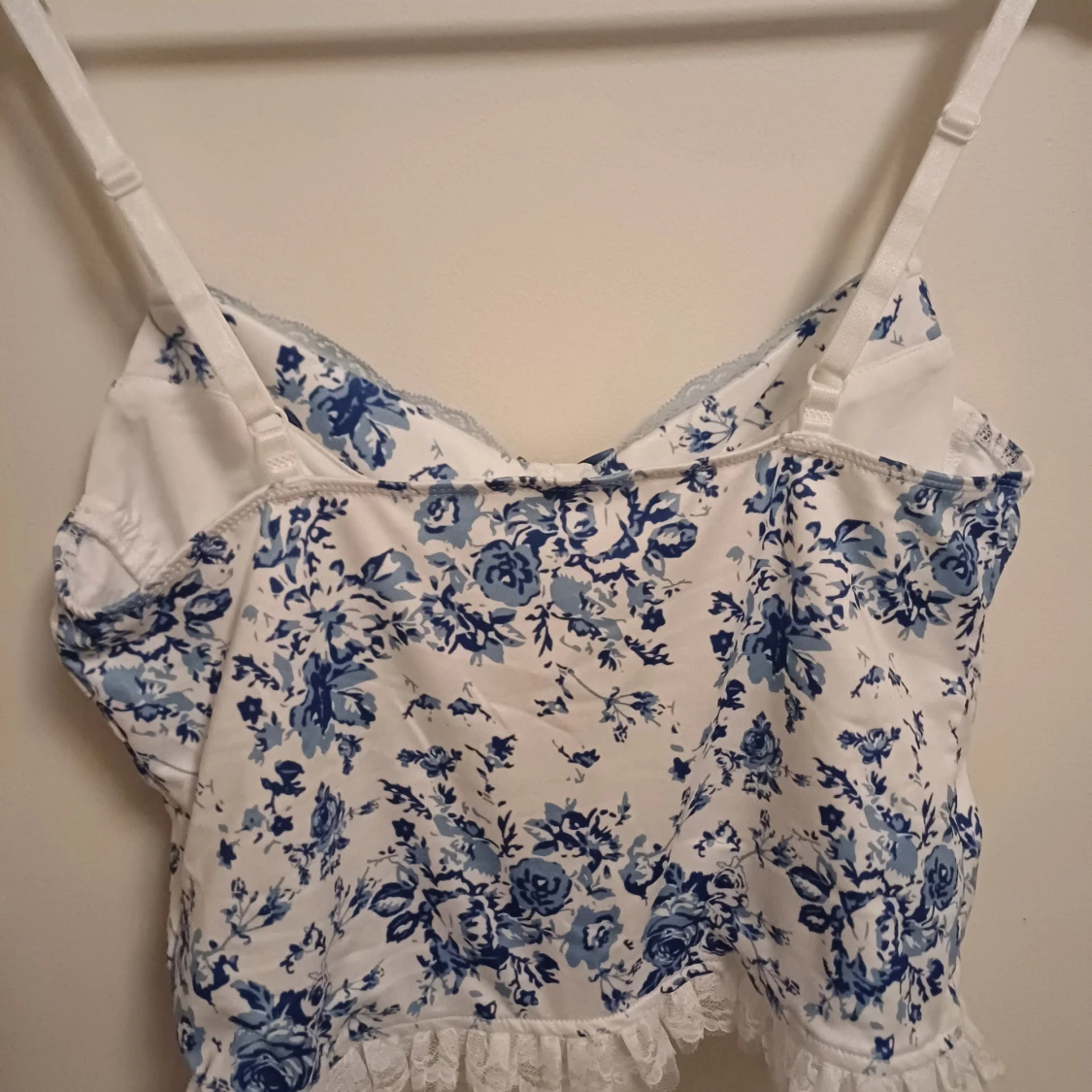 Blommig topp med spets och rosett - 3