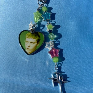 YUNG LEAN - STARZ - keychain - 1st Keychain med YUNG LEAN motiv. Alla SADBOYS beställningar kommer med foto + DRAINBABY sticker. Alla beställningar kommer med freebies