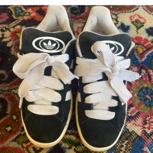 Adidas svartvita sneakers strl 38 - Svarta och vita Adidas sneakers