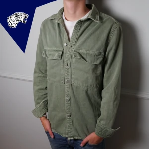 GRÖN OVERSHIRT - Fet overshirt | Skick: 9/10 | Strl: S | Modellen är 180 cm | Hör av dig om du undrar någonting!