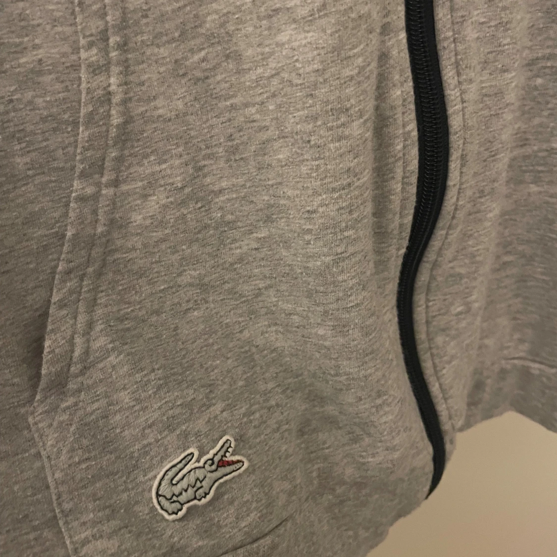 Grå hoodie från Lacoste med dragkedja - 2