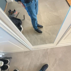 Blå jeans från Replay - Säljer ett par stiliga Replay jeans, få gånger använda. Orsaken att jag säljer är för att jag köpte fel storlek.                                                                                 