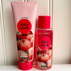 Victorias Secret PINK Basic Apple Body Mist & Lotion - Från Victoria’s Secret PINK. Ett set med body mist (250 ml) och body lotion (236 ml) i doften Basic Apple. Perfekt för hösten! Mist använd enligt bild. Lotion enbart testad ett par gånger. Givetvis förvarade mörkt och svalt. 
