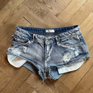 Jeansshorts Lindex - jättesnygga jeansshorts med slitningar från lindex, tyvärr för stora för mig❣️ skriv om du har frågor🌸