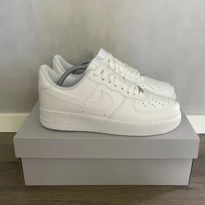 Air Force One - Nike - Säljer ett par helt nya Nike Air Force 1. Skorna är oanvända, fortfarande i originalkartong, och i perfekt skick. Kvitto samt originalkartong finns. Nypris: 1499 kr. Mitt pris 999 kr. Säljer pågrund av att skorna var för små för mig. Lämnade dock inte tillbaka dem i tid och fick behålla dem. Hör av dig vid intresse!