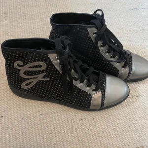 Snygga prickiga guess skor - Storlek 38