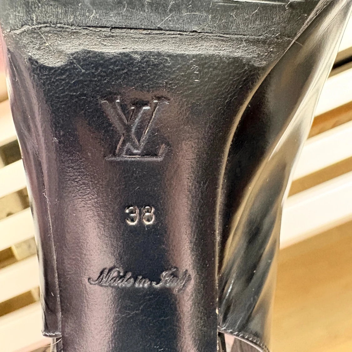 Louis Vuitton svarta pumps med guldspänne - 1