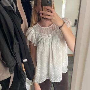 Vit volangblus - Vit blus. Står storlek 42 men skulle säga att den passar en S-M. 