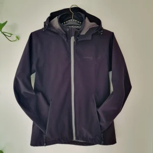 Svart skaljacka sport - Svart skaljacka i stretchigt tyg som passar toppen för sport. Jag har andra favoriter nu ich behöver flyttstäda, men den har varit älskad både som vardagskacka, på kyligare löpturer och när jag varit ute och vandrat och behövt ett tunnare lager. Avtagbar huva för komfort under löpturer. Mått: Arm - 60, Axelbredd - 42, Längd- 60