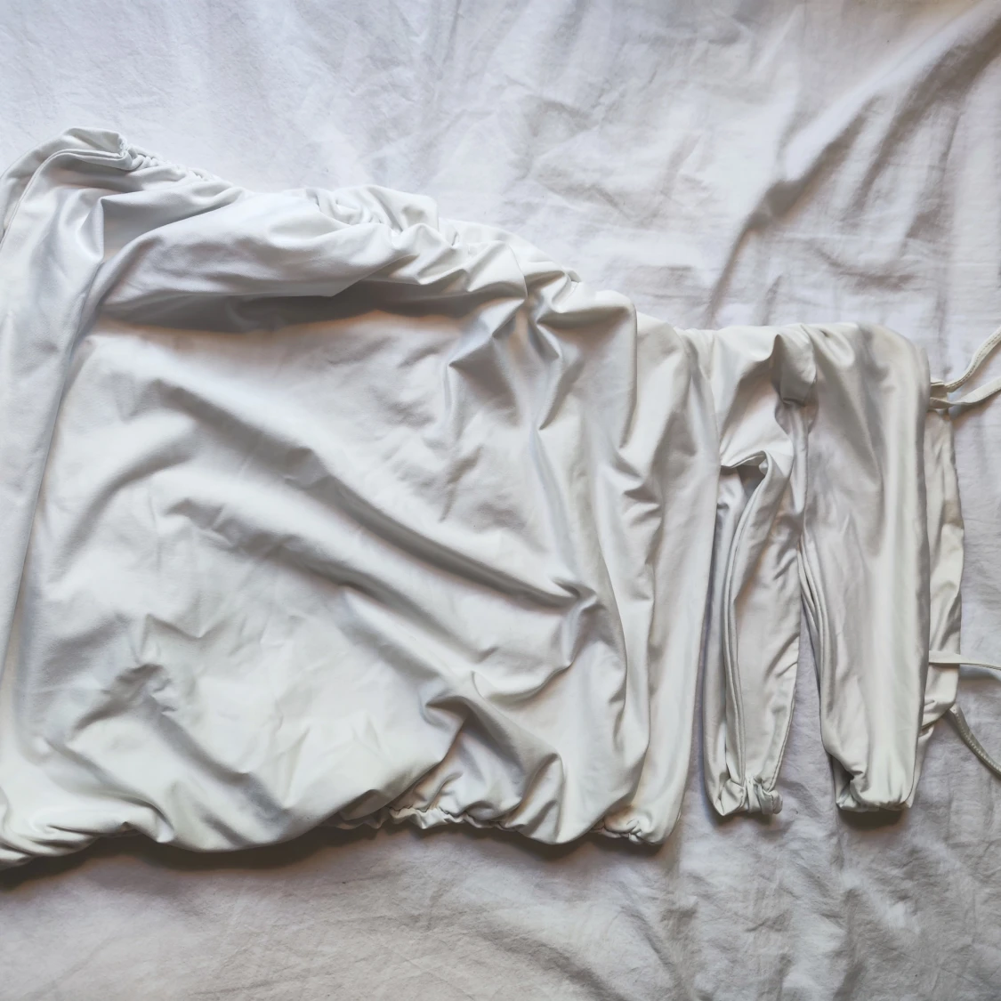 Vit omlott kortklänning med smala axelband - 3