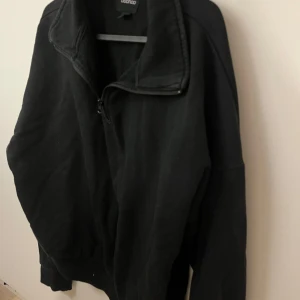 Svart half zip sweatshirt  - Svart sweatshirt från Boohoo med hög krage och half zip-dragkedja. 