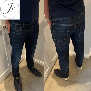 Replay Hyperflex jeans - Tjaba, nu säljer vi dessa tvär feta replay jeansen!! Dom är i storlek 29/30 och passar slimfit. Modellen på bilden är 174 cm och väger 61kg. Hör av er vid minsta fundering!!!🤩🤩