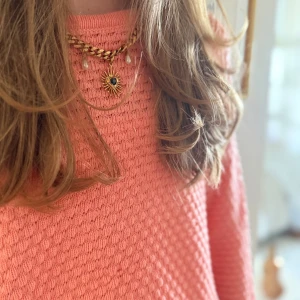 Korallrosa stickad tröja med struktur - Säljer superfin korallrosa stickad tröja med strukturerat mönster och rund hals. Tröjan har långa ärmar och ribbade muddar vid ärmslut och nederkant. Tröjan är ifrån Cubus.