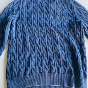 Blå stickad tröja från Morris  - Stickad tröja från Morris, använd max 4 ggr. Säljer då den inte passar bra på mig. Perfekt för vinter och det kyligare dagar, priset är inte hugget i sten så bara att ställa frågor om ni har!