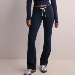 Mörkblå mjukisbyxor  - Helt slutsålda !!!! Populära byxorna i mörkblåa färgen -modell med lätt utsvängda ben och sitter tajt upptill. Tillverkade i mjukt bomullsmaterial som är skönt mot huden. Perfekta för en chill och avslappnad look. Liknar russe merch byxorna jätte mycket 