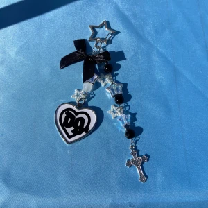 DRAIN GANG - LOVEPILL heartcross - keychain - 1st Keychain med DG LOVEPILL motiv. Alla DRAIN GANG beställningar kommer med foto + DRAINBABY sticker. Alla beställningar kommer med freebies