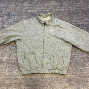 Nike tröja  - Fin Nike tröja som passar med nästan allting. Tröjan i väldigt gott skick som ni kan se på bilden.