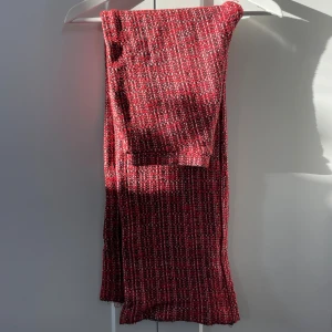 Röd mönstrat sätt - Säljer detta snygga sätt från Zara, både delarna är i storlek S! Kontakta om du bara vill köpa en av delarna!