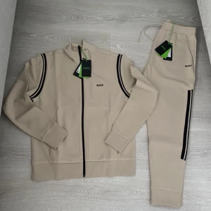 Boss tracksuit  - Säljer en helt ny Boss dress som har ett värde på 3600kr men säljer hela för 2399kr. Storlek S. Skriv för mer info och intresse!