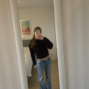 Vinröd Tröja från uniqlo - Säljer denna gulliga tröja från Uniqlo♥️Tröjan går in lite vid magen och gör lite ”figur formad” effekt men inte särskilt mycket!♥️