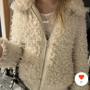 Fluffig H&M jacka  - Super populär och mysig fluffig jacka från H&M , aldrig använd därav i nyskick och går ej att få tag på längre 😗💗💗